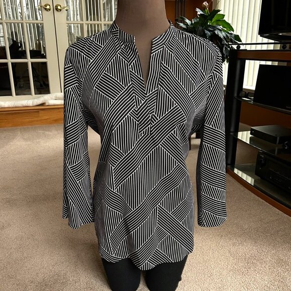 New ANN TAYLOR V-Neck Flare Sleeve Popover Blouse Black Size M - Picture 2 of 4